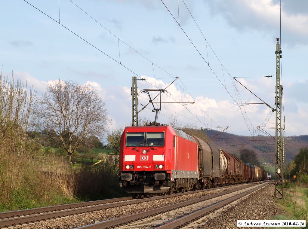 Gemischter Gterzug gezogen von 185 354-8 in Richtung Stuttgart bei Kuchen. (26,04,2010)