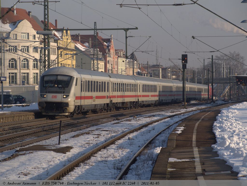 Geschoben von der 101 112 fhrt IC 2260 durch Esslingen am Neckar nach Stuttgart. (05,01,2011)