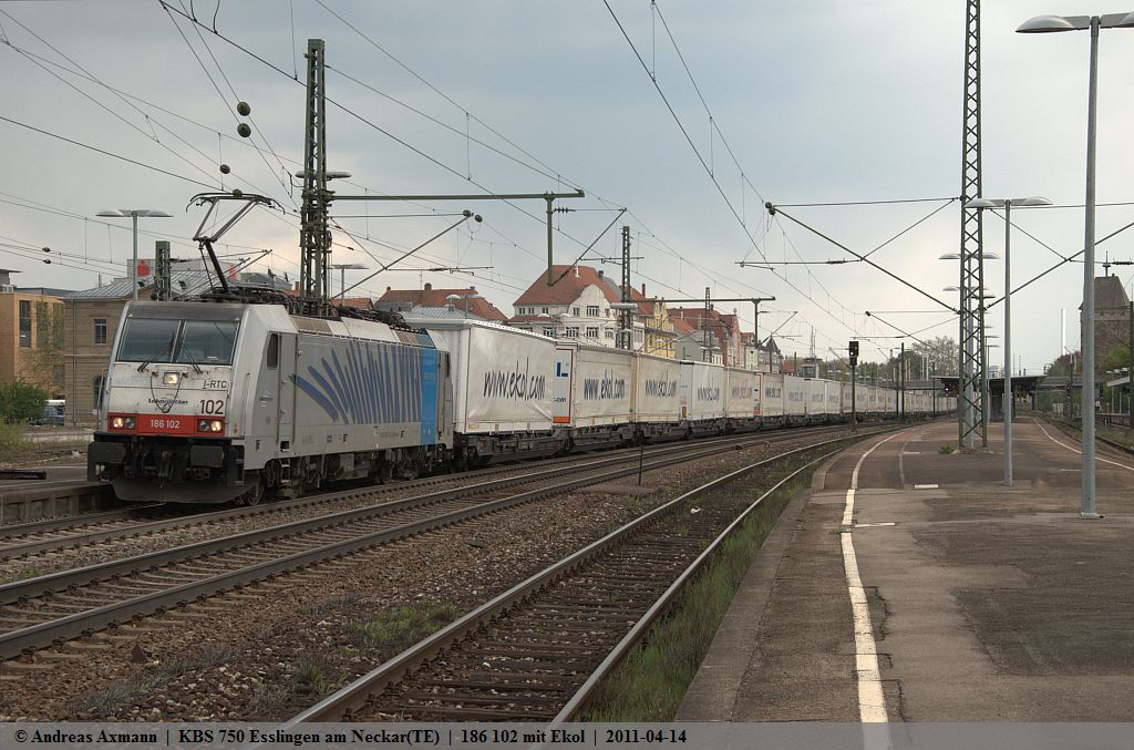Gezogen von der Lokomotion 102 / 186 102, fhrt der Ekol durch Esslingen am Neckar in Richtung Stuttgart/Worms. (14,04,2011)