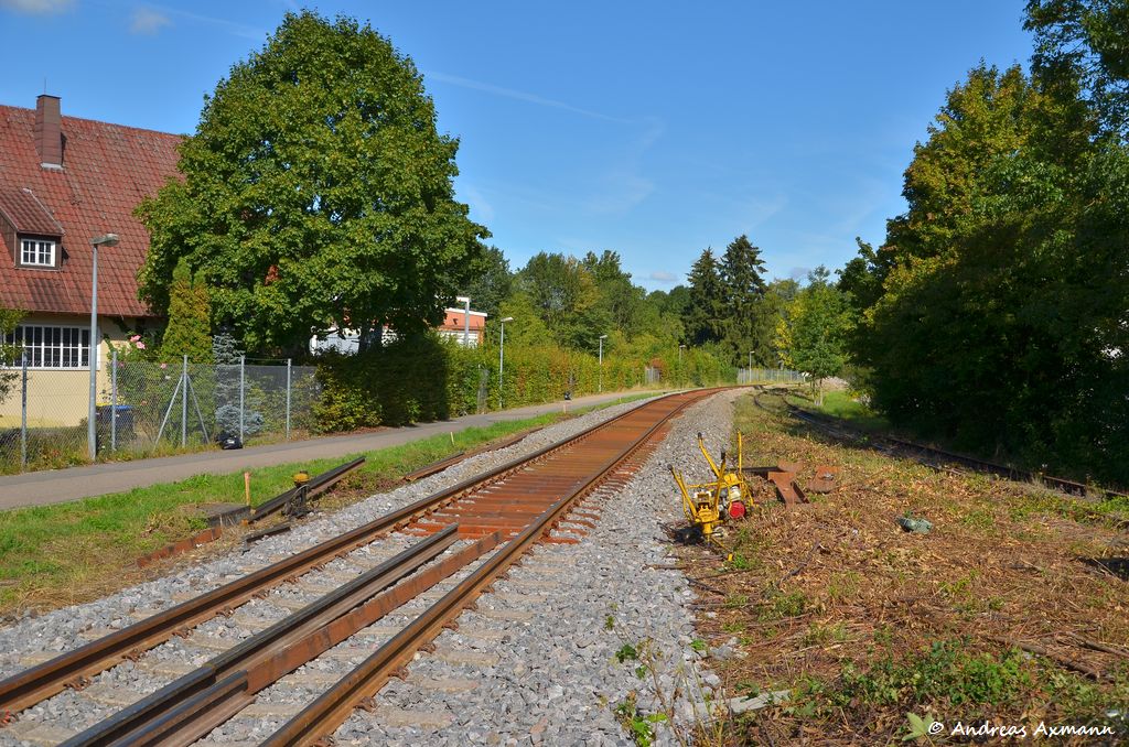 Gleich nach der Haltestelle Kirchheim unter Teck/Sd zweigt Links das Gleis nach Oberlenningen ab, fertig zum Einschottern. Rechts liegt das Gleis nach Weilheim, ob es fr die Baumanahmen der Neubaustrecke gebraucht wird? (28:08:2011)
