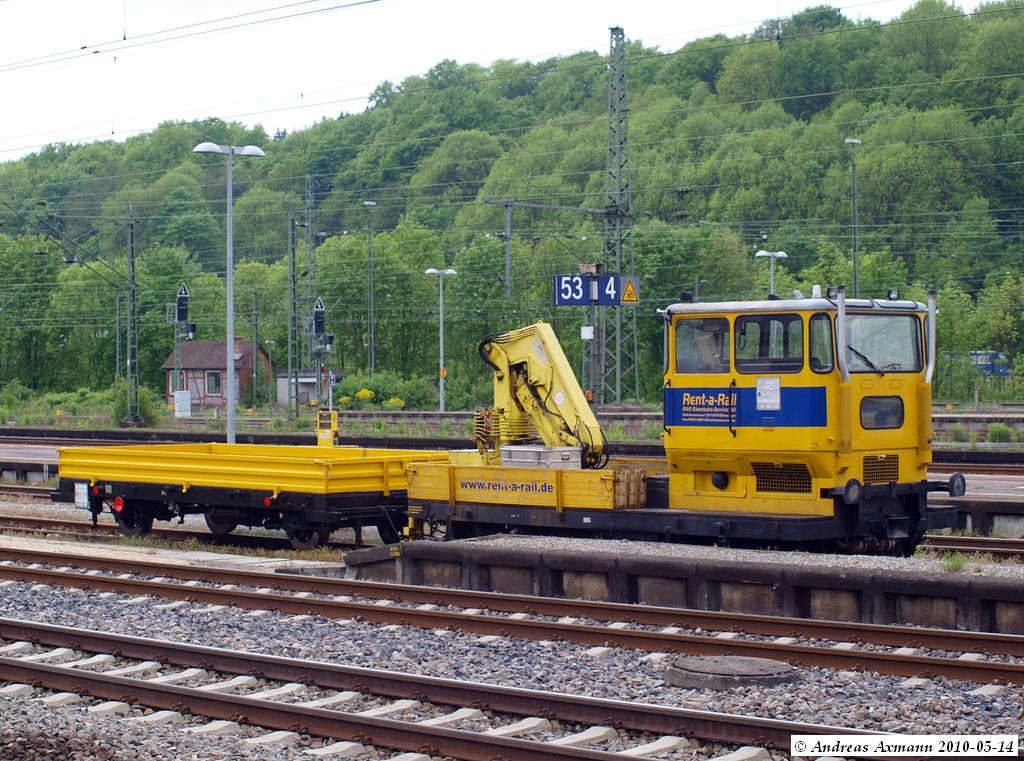 Gleiskraftwagen von Rent-a-Rail Eisenbahn-Service AG [Schweres Nebenfahrzeug Nr. 53 03095] steht abgestellt im Bf Plochingen. (14,05,2010)