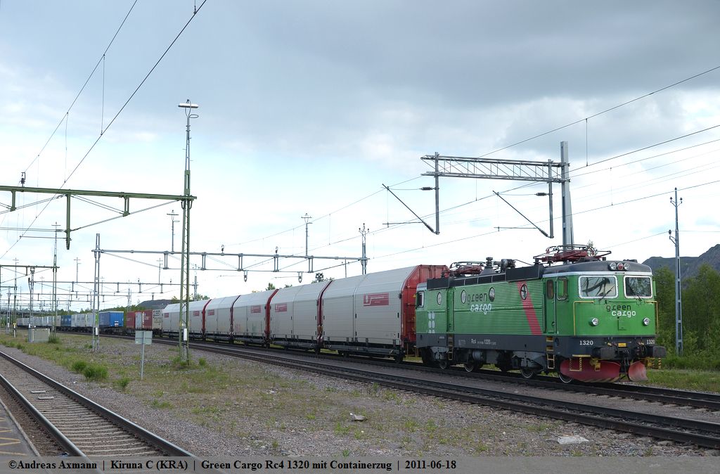 Green Cargo`s Rc4 1320 abgebgelt mit einem Containerzug im Bf Kiruna C. (18,06,2011)