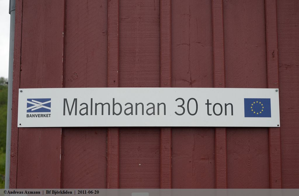 Hinweisschild am Bahnhof Blrkliden fr die Strecke Kiruna-Narvik. (20,06,2011)