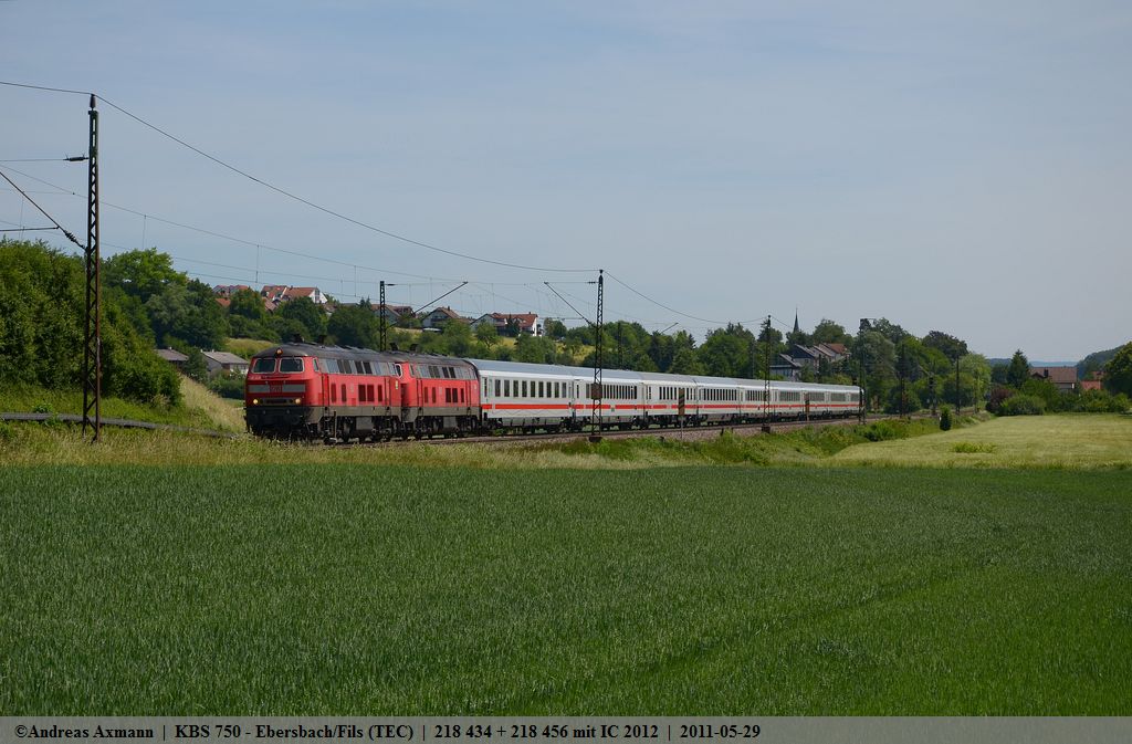 IC 2012 mit 218 434 und 218 456 auf ihrem Weg von Oberstdorf nach Stuttgart (Hannover) bei Ebersbach/Fils. (29,05,2011)