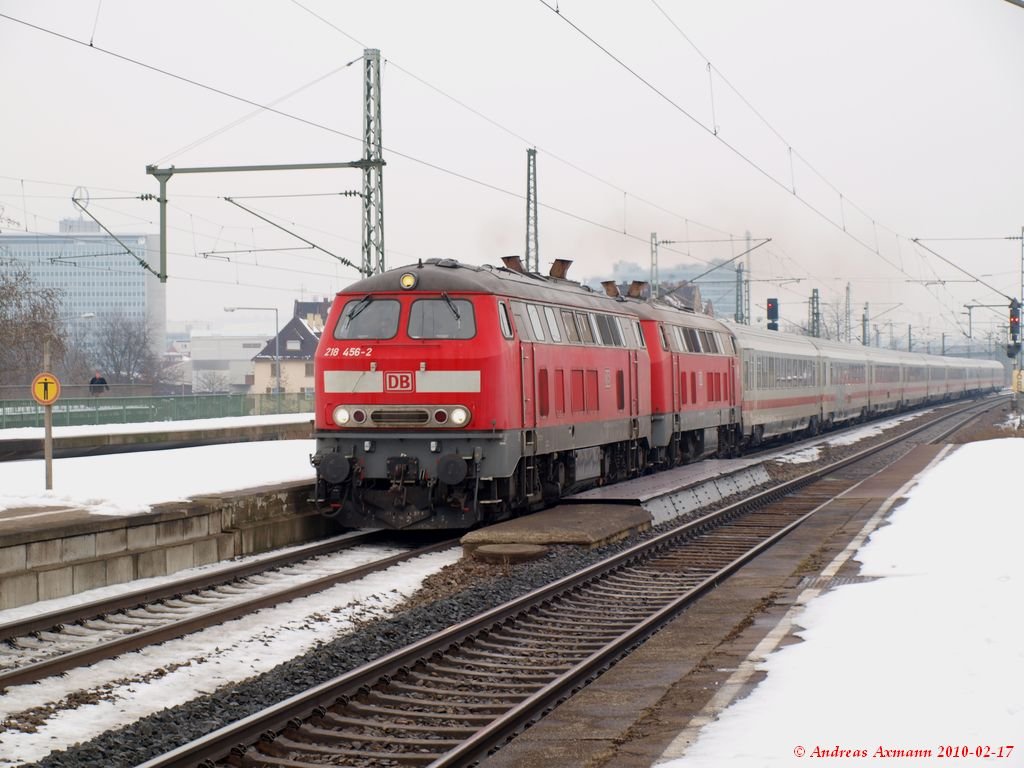 IC 2013 mit 218 456-2 und 218 196-4 fahren mit langsamer Geschwindigkeit durch den Hp Untertrkheim in Richtung Ulm/Oberstdorf. (17,02,2010)