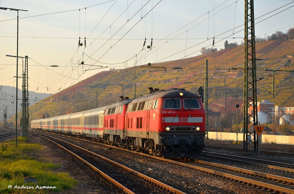IC 2013 mit 218 491 und 218 495 und +35 min durch Esslingen am Neckar nach Oberstdorf. (15,11,2011)