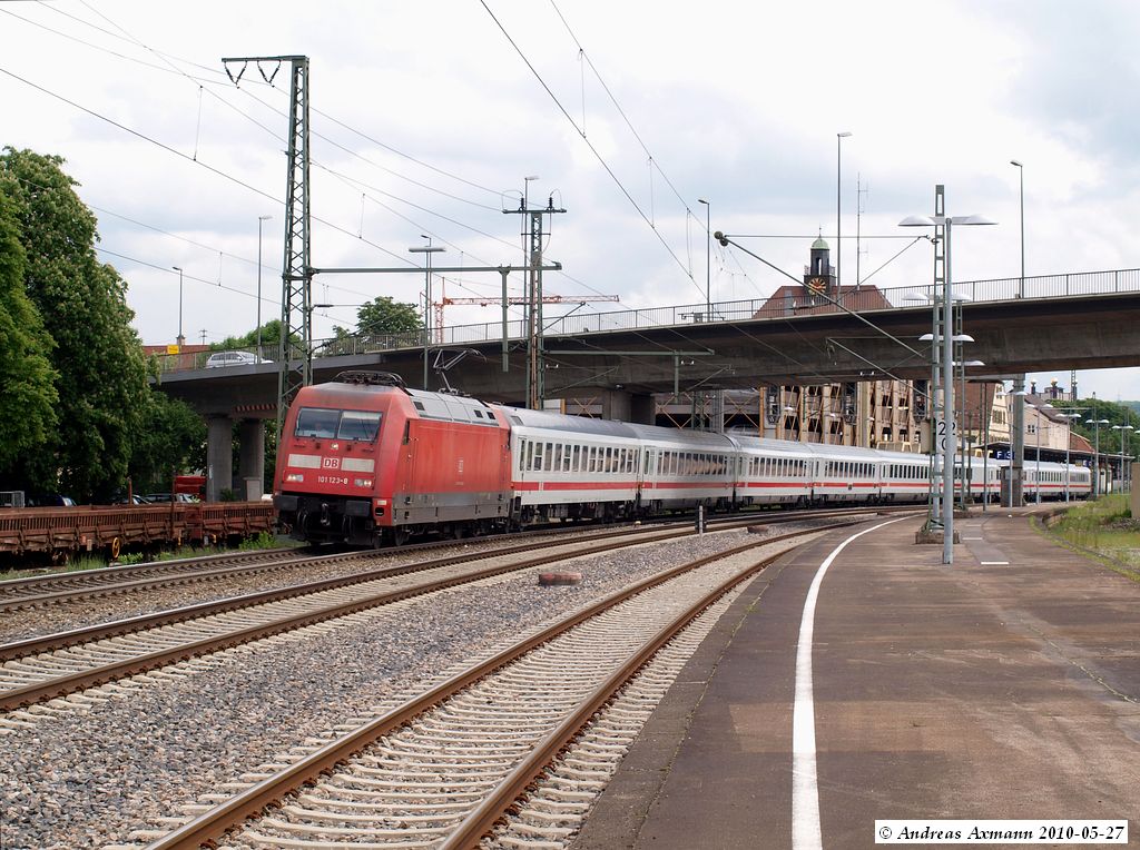 IC 2260 bei der Ausfahrt aus dem Bf Plochingen, Gleis 1 mit 101 123-0. (27,05,2010)