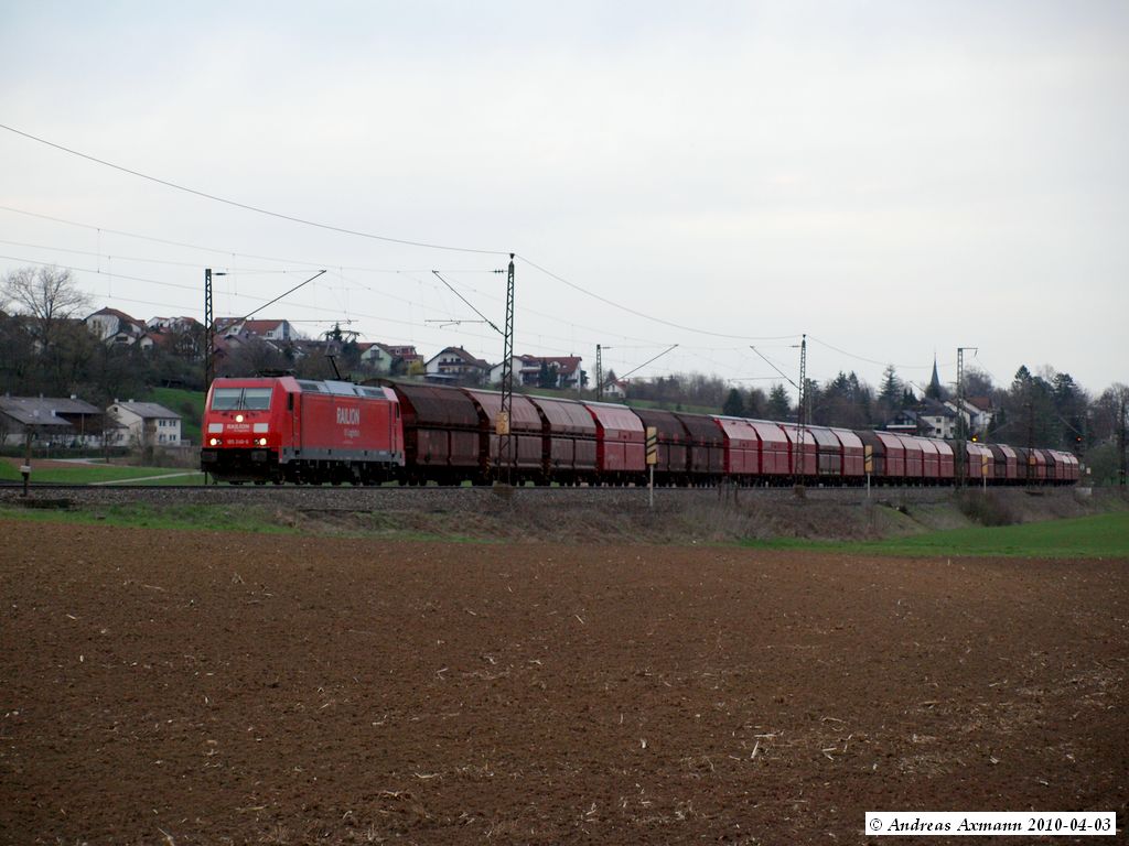 In den Abendstunden kam noch 185 246-6 mit einem Talns-Zug in Richtung Stuttgart bei Reichenbach(Fils) vorbei. (03,04,2010)