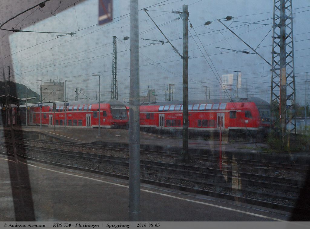 In einem BR 650 spiegeln sich die Dostos-Fahrzeuge fr die Linie KBS 760 Tbingen-Stuttgart im Bf Plochingen. (05,08,2010)
