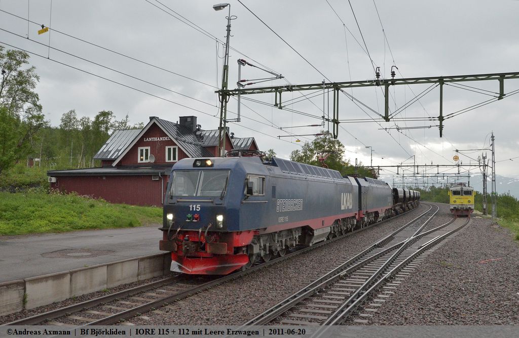 IORE 115 (Stenbacken) und 112 (Vassijaure) fahren ihren Leeren Erzzug von Narvik nach Kiruna durch den Bf Bjrkliden.Dieser Wetter sollte bis zum 22.06.2011 anhalten. (20,06,2011)