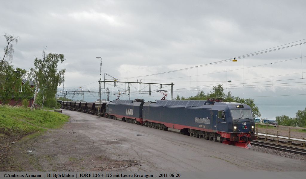 IORE 126 (Sandskr) und 125 (Sjisjka) fahren ihren Leeren Erzzug von Narvik nach Kiruna durch den Bf Bjrkliden. (20,06,2011)