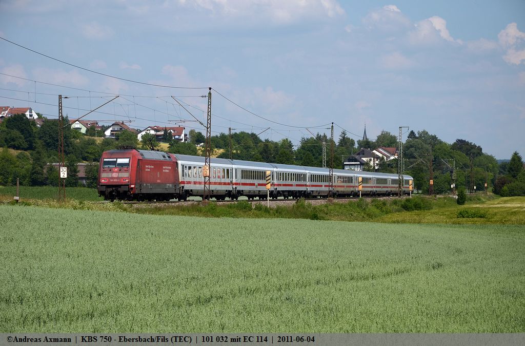 Keine gute Werbung mit solch  Sauberen  Loks hier 101 032 mit Brille, zieht hier den EC 114 von Klagenfurt nach Stuttgart (Siegen) durch Ebersbach/Fils. (04,06,2011)