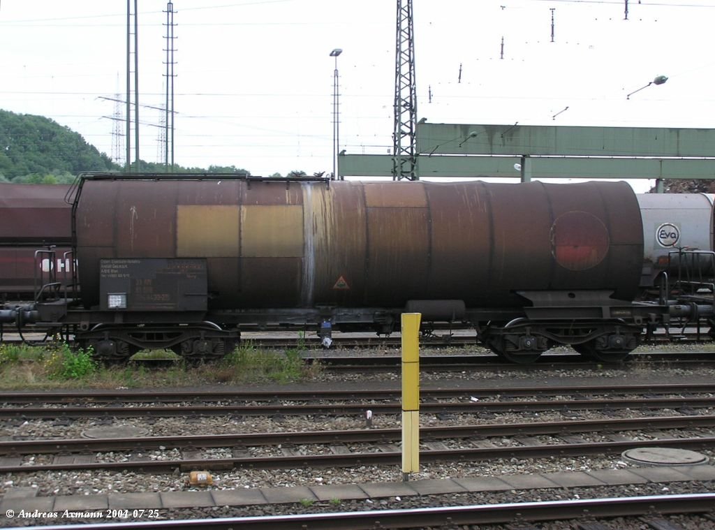 Kesselwagen [33 81BB ### 8 430-2] der OMYA/OEVA abgestellt in Plochingen. (25.07.2004)