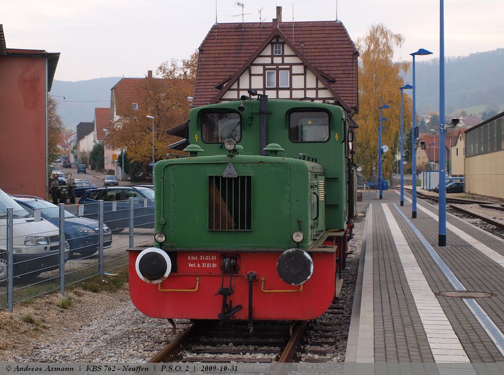 Krupp 3593 der GES ehemals Lok 2 der PSO - Papierfabrik Scheufelen GmbH & Co. KG (Oberlenningen) wird gleich Lok 11 in Neuffen an den Lok-schuppen Rangieren. (31,10,2009)