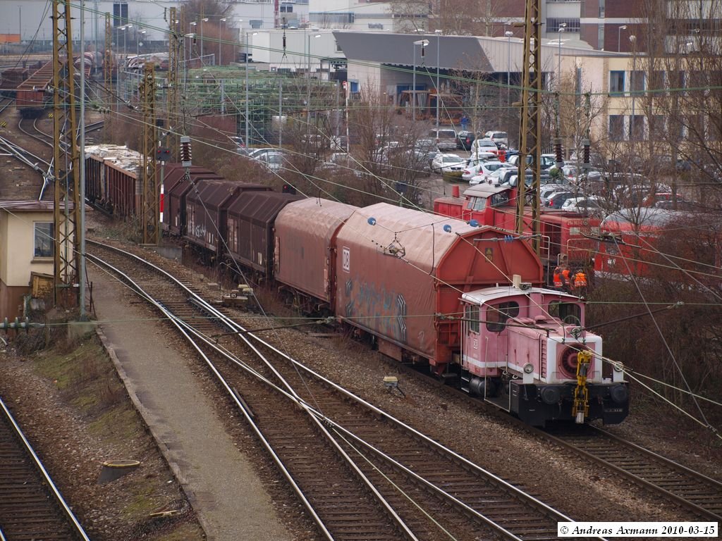 Kurz danach wurden weitere Wagen an der 335 125-1 angehngt, trotzdem blieb sie  abgestellt im Stuttgarter Hafen in Untertrkheim. (15,03,2010)
