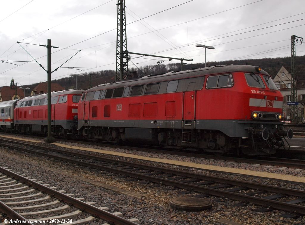 Kurzer Stop in Plochingen, 218 485 und 218 486 mit ihrem IC2013 und +5min in richtung Oberstdorf. (24.11.2009)