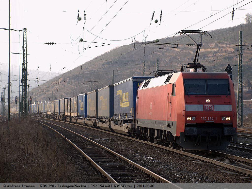 Leider kommt der LKW Walter-Zug mit der 152 154 aus dem Gegenlicht auf seiner fahrt aus Richtung Stuttgart nach Mnchen durch Esslingen am Neckar. (01,03,2011)