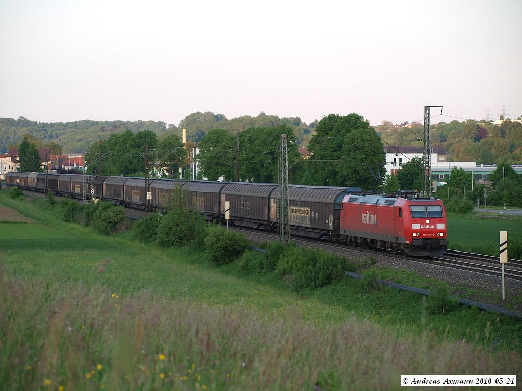 Lieber Spt wie gar nicht (20:37 Uhr), fhrt 185 166-6 mit einem Zug Hbbins von Mnchen kommend in Richtung Stuttgart. (24,05,2010)