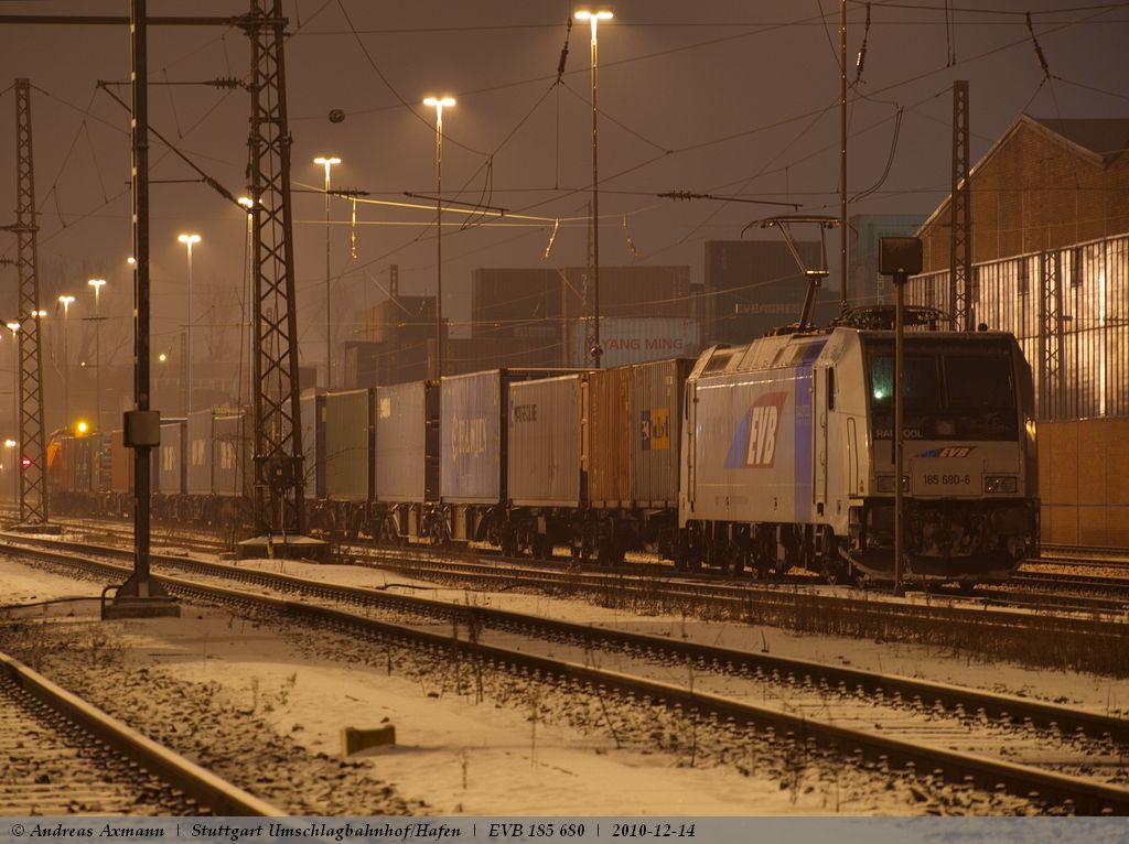 Locon 212 fhrt 15 Containerwagen an die abgestellte EVB-Lok 185 680 im Stuttgarter Hafen/Umschlagbahnhof. (13,12,2010)