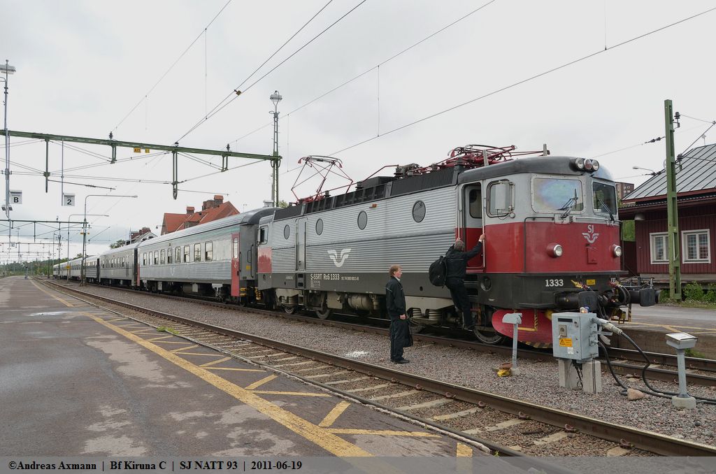 Lokfhrerwechsel an der S-SSRT Rc6 1333 am NATT 93 in Kiruna C am 19.06.2011 der Linie 30 Narvik - Kiruna - Boden - Lule. Ab Lule wird er weiter als NATT 93 allerdings auf der Linie 40 Lule - Ume - Stockholm - Gteborg weiterfahren. (19,06,2011)