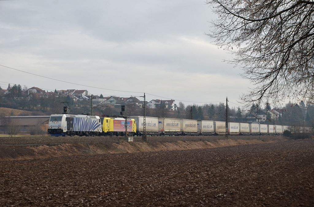 Lokomotion`s 185 661(Paui) und 189 907 mit Ekol DGS 41852 von Triest Campo Marzio nach Worms Gbf durch Ebersbach/Fils(TEC). (18,02,2012)