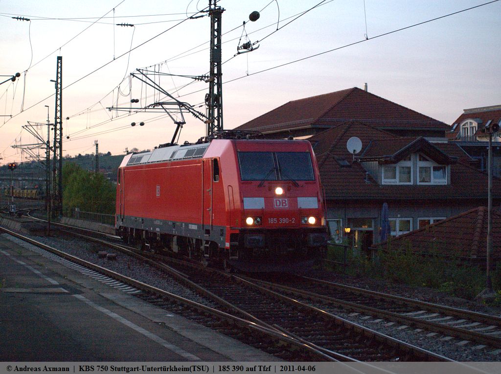 Mit dem letzten Licht kommt 185 390 auf seiner Fahrt zum Stuttgarter-Hafen/Umschlagbahnhof durch Untertrkheim. (06,04,2011)