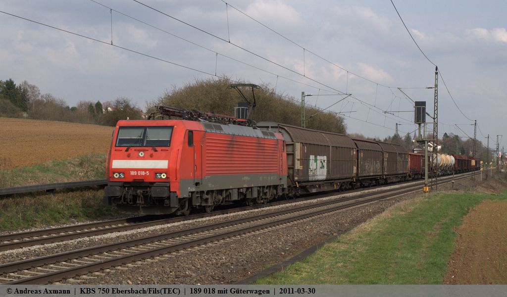 Mit einem Gemischten Gterwagenzug, fht 189 018 durch Ebersbach/Fils in Richtung Stuttgart. (30,03,2011)