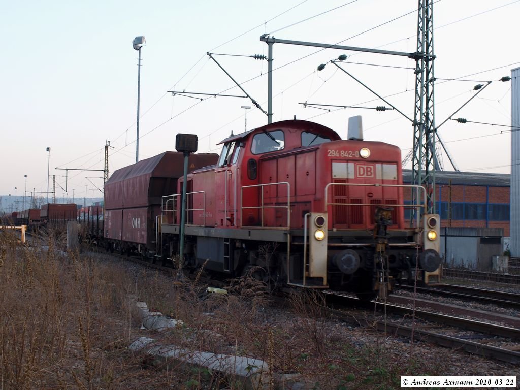 Mit gemischte Gterwagen verlsst 294 842-0 den Stuttgarter Hafen-Umschlagbahnhof in Richtung Gbf Untertrkheim um18:00 Uhr. (24,03,2010)