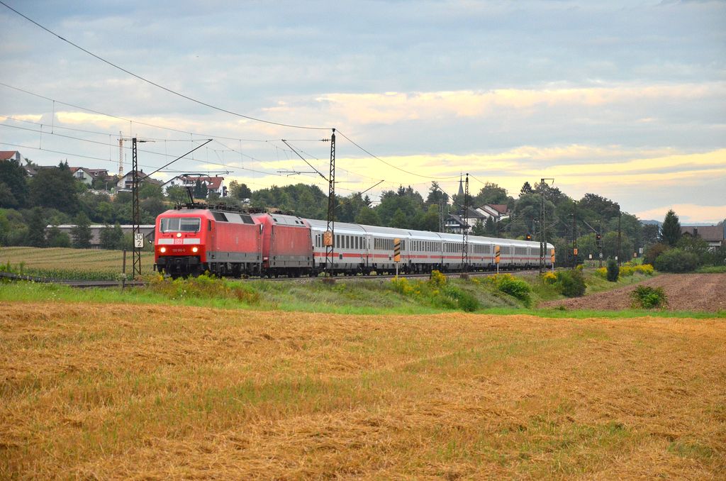 Mit rund 20 min Versptung und der 120 106 als Vorspann vor der 101 069 fhrt der EC 216 durch Ebersbach/Fils nach Stuttgart. (12,08,2011)