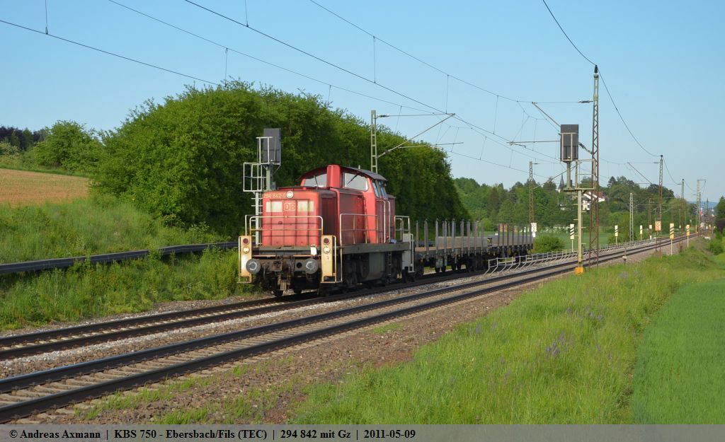 Mit zwei leeren Rungenwagen kommt 294 842 durch Ebersbach/Fils mit ziel Plochingen. (09,05,2011)