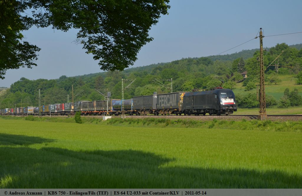 MRCE Dispolok ES 64 U2-033 mit Container/KLV als Umleiter ber die Filsbahnin Richtung Mnchen bei Ebersbach/Fils. (14,05,2011)