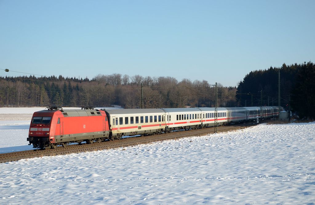 Neuerdings gibt es das Mrklin 3Leiter-Stromsystem auf der Filsbahn, hier 101 054 mit EC 114 auf ihrer fahrt durch Vorderdenkental in Richtung Stuttgart. (03,02,2012)