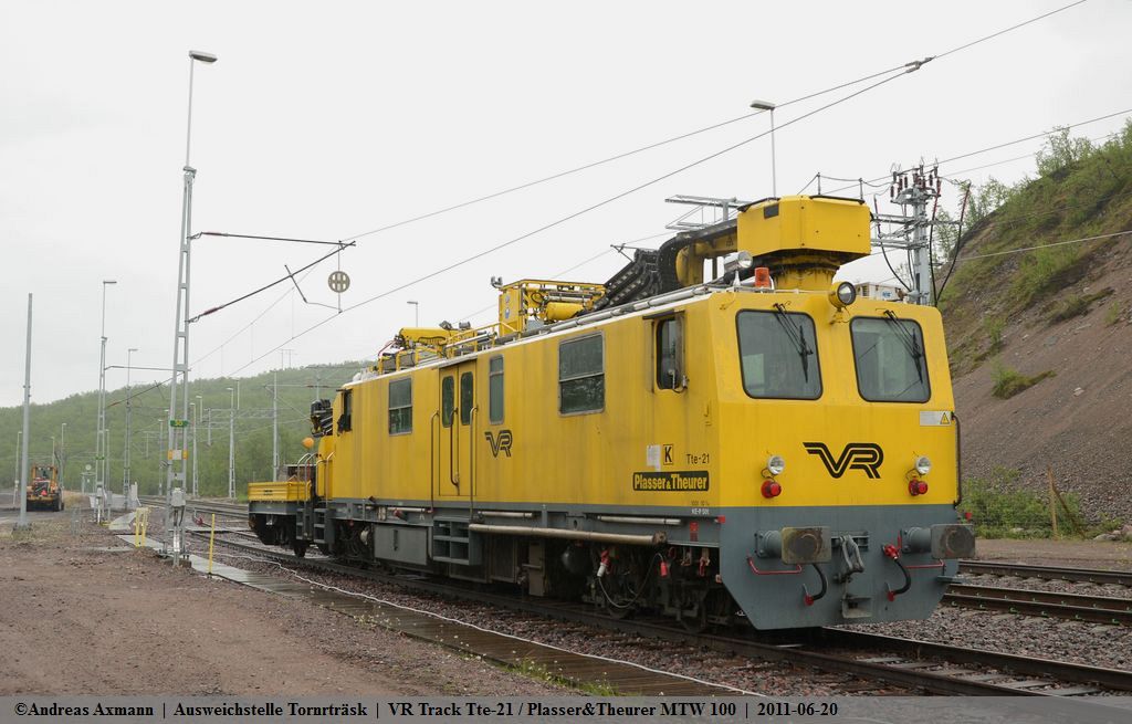 Plasser & Theurer MTW 100 Oberleitungsrevionsfahrzeug mit einachsigem Anhnger der VR Track steht in der Ausweichstelle Tornetrsk. (20,06,2011)