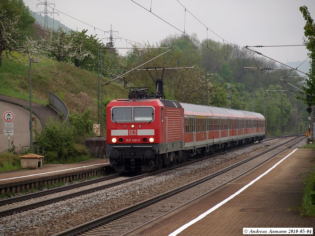 RB 19324 mit 143 140-2 von Geislingen/Steige nach Plochingen bei der einfahrt in Kuchen. (04,05,2010)