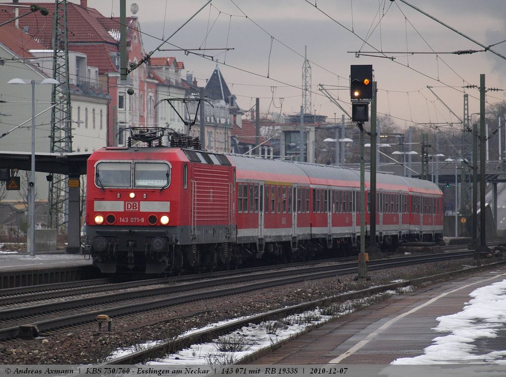 RB 19338 mit 143 071 bei ihrem Halt in Esslingen am Neckar. (07,12,2010)