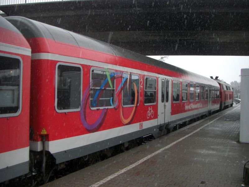RB13969 mit 218 196-4 und zwei Personenwagen die fr den 3-Lwen-Takt RadExpress Werbung machen kurz vor der Abfahrt um 14:53 Uhr am 11.12.2008 ab Wendlingen/N nach Oberlenningen.