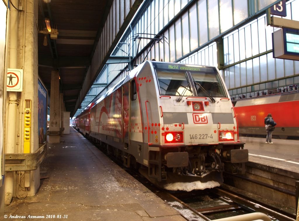 RE 19128 mit 146 227-4 im Stuttgarter Hbf. Gleis 13 um nach Karlsruhe Hbf zu fahren. (31,01,2010)