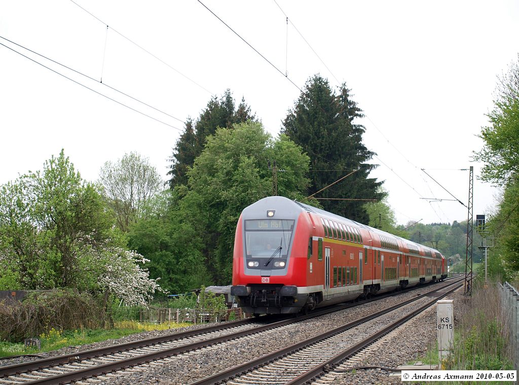 RE 19213 auf dem Weg von Stuttgart nach Ulm bei Ebersbach/Fils. (05,05,2010)