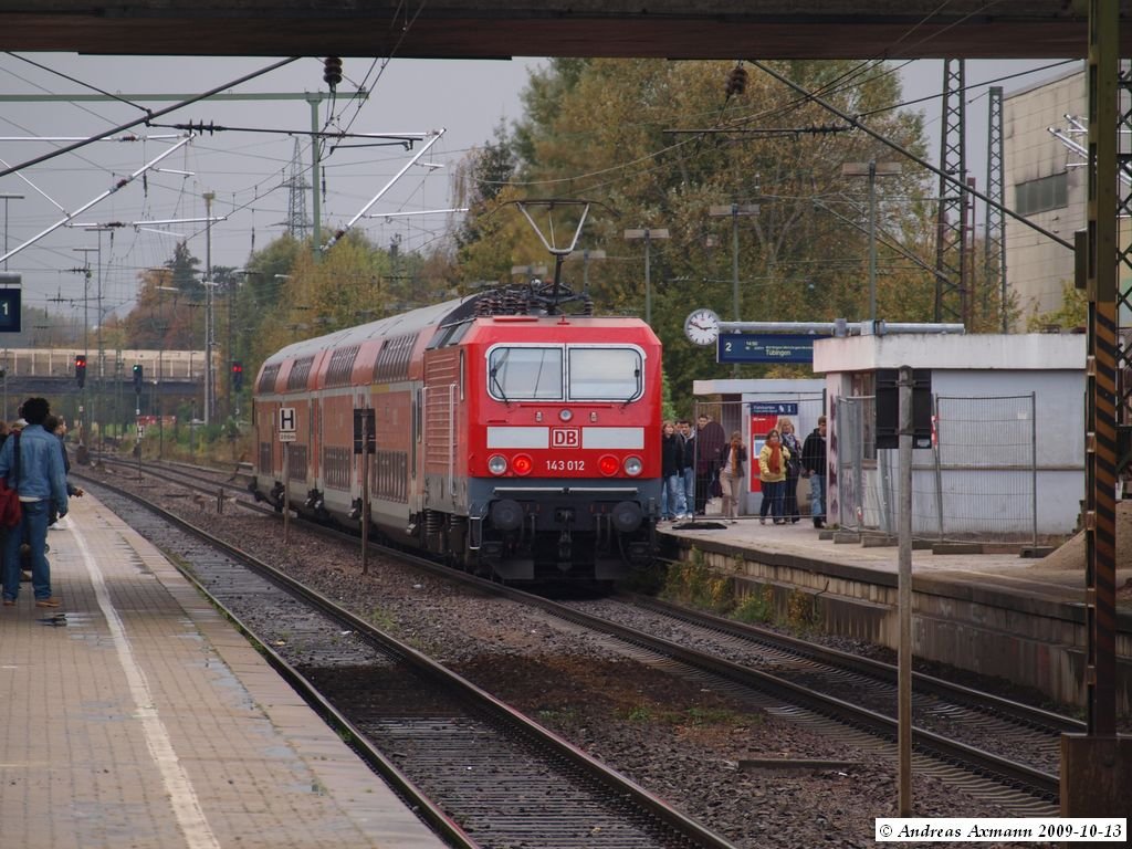 RE 22031 mit 143 012 nach Tbingen Hbf bei seinem Halt in Wendlingen am Neckar. (13.10.2009)