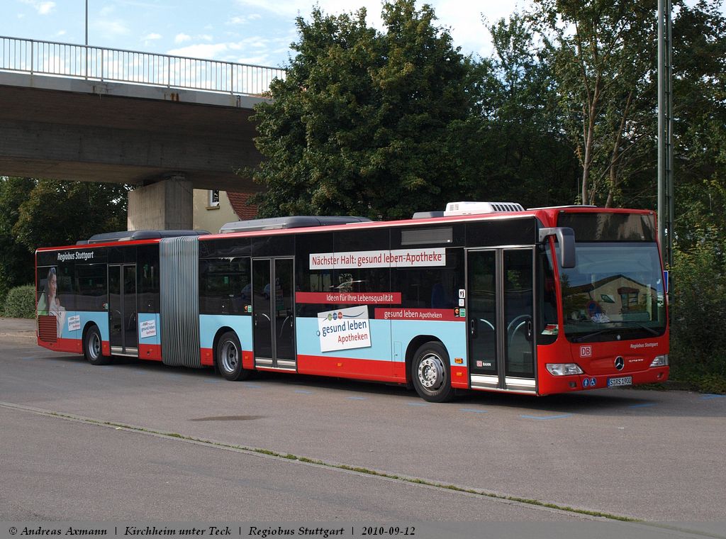 Regiobus Stuttgart abgestellt am Bahnhof Kirchheim unter Teck mit Werbung  Nchster Halt: gesund leben - Apotheke. (12;09;2010)