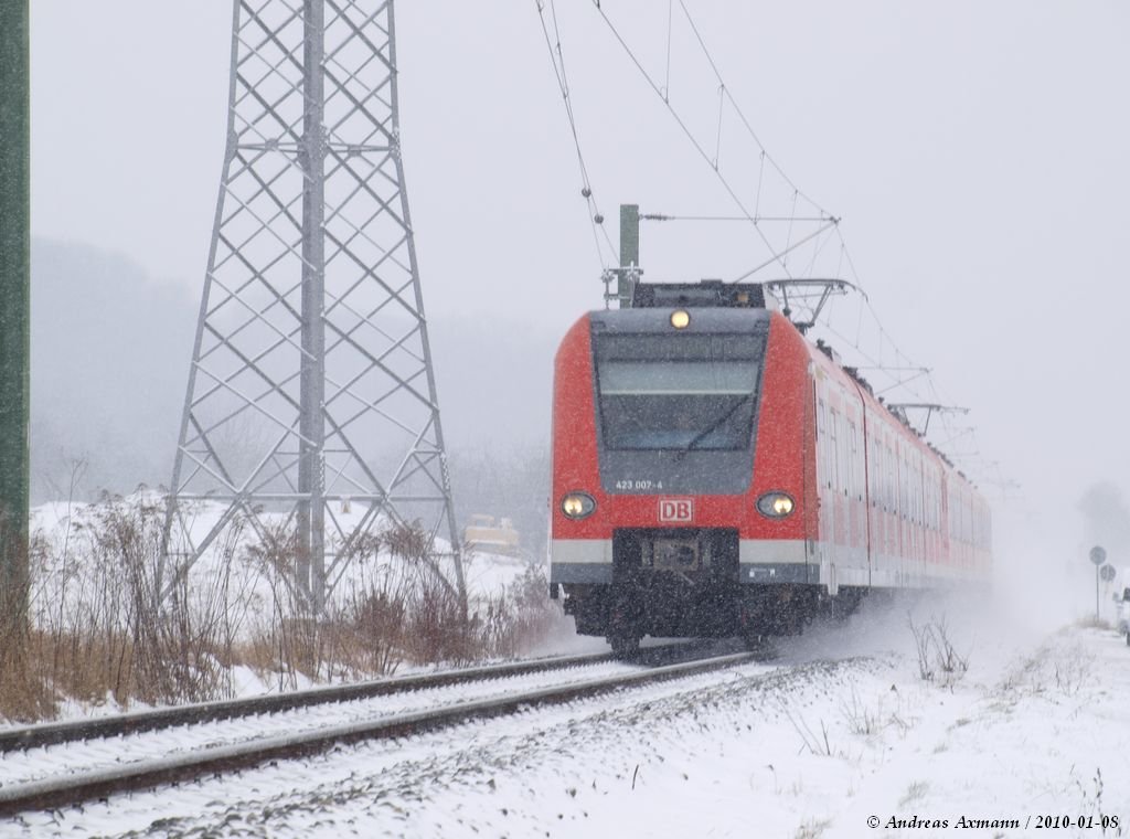S1 mit 423 007 auf der KBS 790.1 [KBS 761] von Herrenberg nach Kirchheim unter Teck unterwegs kurz nach Wendlingen am Neckar verursacht ein Schneegestber. (08,01,2010)