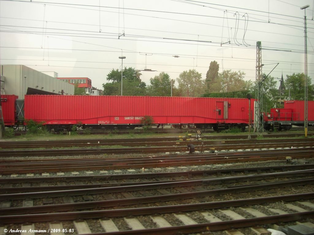 SANITTSWAGEN (60 80 991 1 227-8 DB Rtz-Sanitt) steht mit ihrem Rettungszug in Mannheim bereit. (03.05.2009)