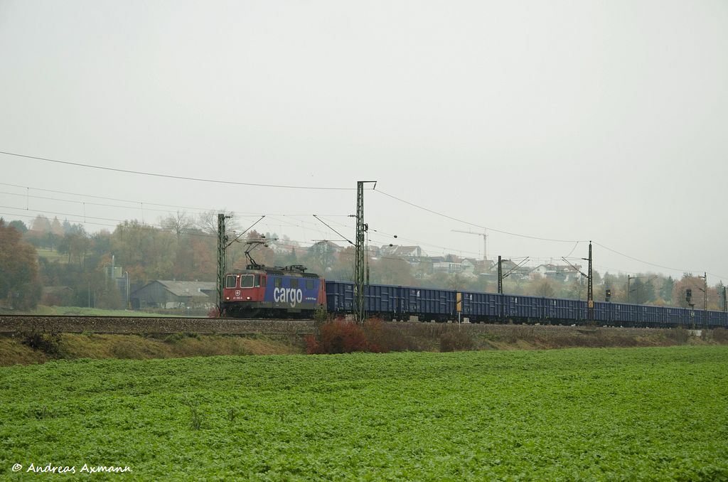 SBB CFF FFS Cargo 421 390 mit einem Eanosganszug durch Ebersbach/Fils in Richtung Stuttgart/Kornwestheim. (09,11,2011)