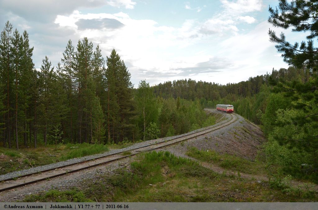 Schon von weitem kndigt sich die Inlandsbahnan als 62440 an, so das auch solch kleine Bahnbergnge freigehalten werden knnen, bevor sie Jokkmokk erreicht. (16,06,2011)