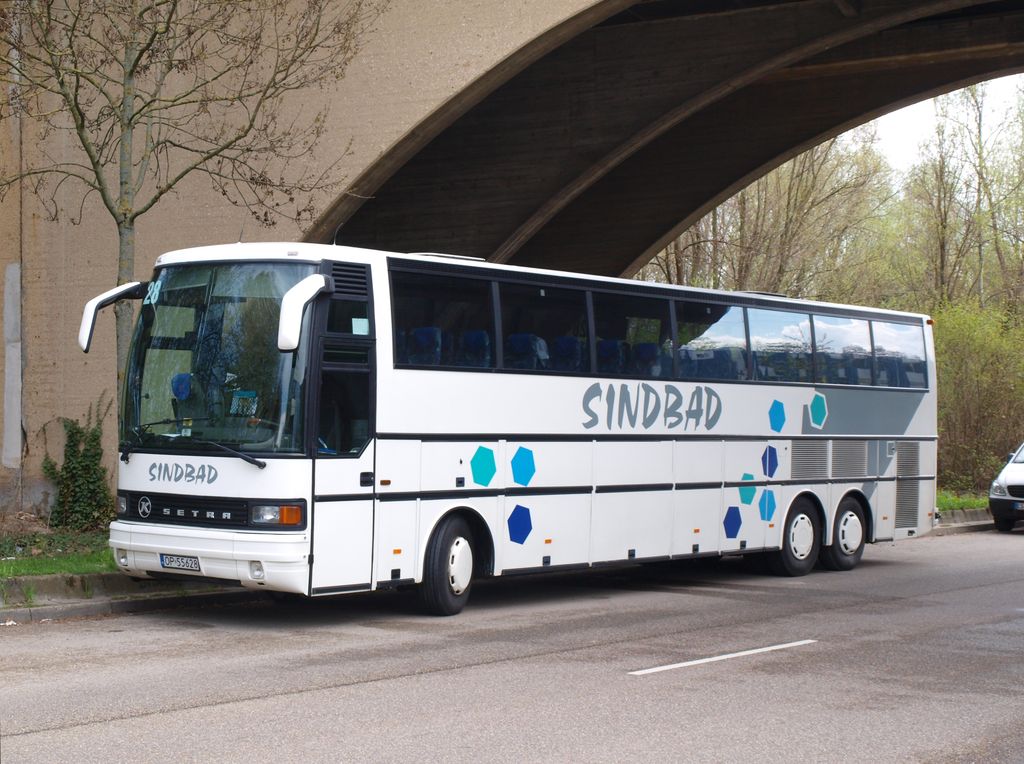 Setra S215 HDH des Busunternehmen Sindbad-Reisen GmbH steht abgestellt unter den Otto-Hirsch-Brcken am provisorischen ZOB Obertrkheim. (11;04;2010)