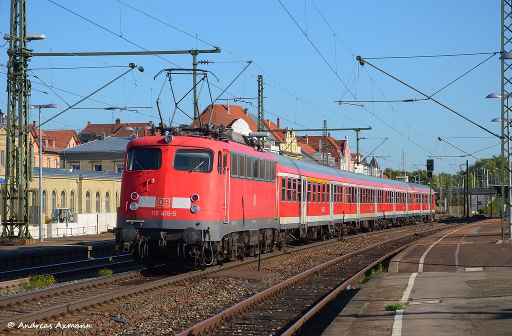 Verstrkungszug nur Freitags auf der KBS 760 Stuttgart - Tbingen mit 110 416 und n-Wagen als IRE 3275 durch Esslingen am Neckar in Richtung Tbingen. (14,10,2011)