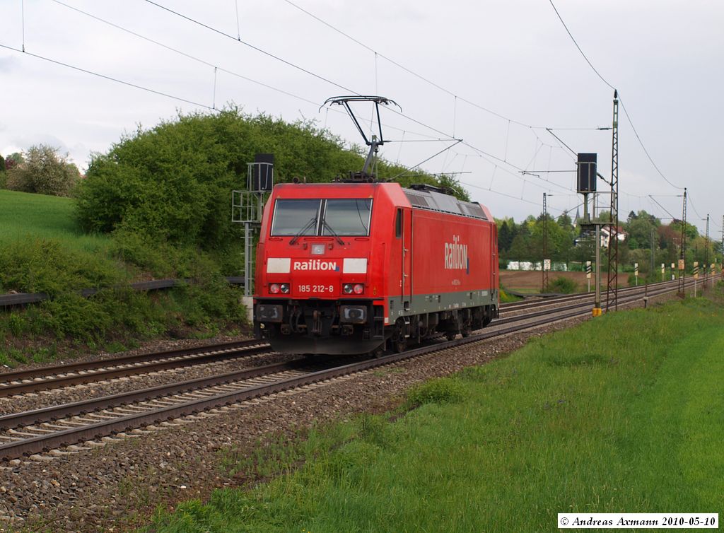 Vllig berrascht fhrt aus Stuttgart kommend um 15:00 Uhr in Richtung Ulm/Mnchen 185 212-8 an mir vorbei. (10,05,2010)