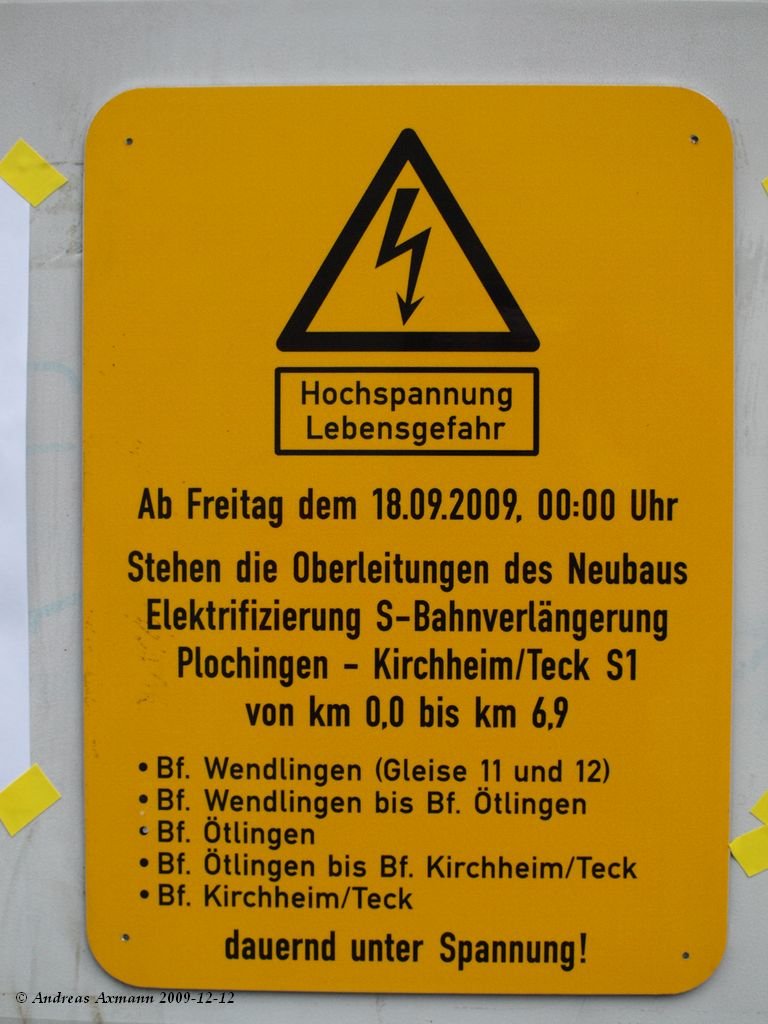 Warnschild fr unter Spannung stehende Oberleitung zwischen Wendlingen am Neckar und Kirchheim unter Teck. (12.12.2009)