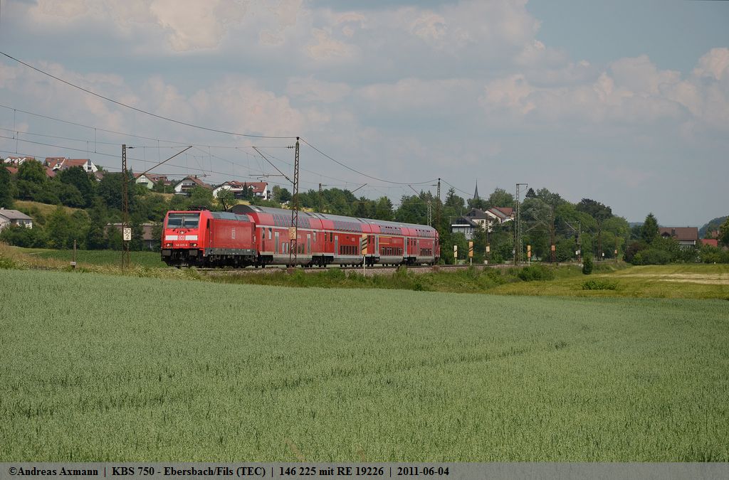Wenn es scheint als ob gar nichts fhrt, ist selbst eine 146 225 mit ihrem RE 19226 auf ihrem Weg von Donauwrth ber Stuttgart nach Mosbach-Neckarelz hier bei Ebersbach/Fils eine Bereicherung. (04,06,2011)