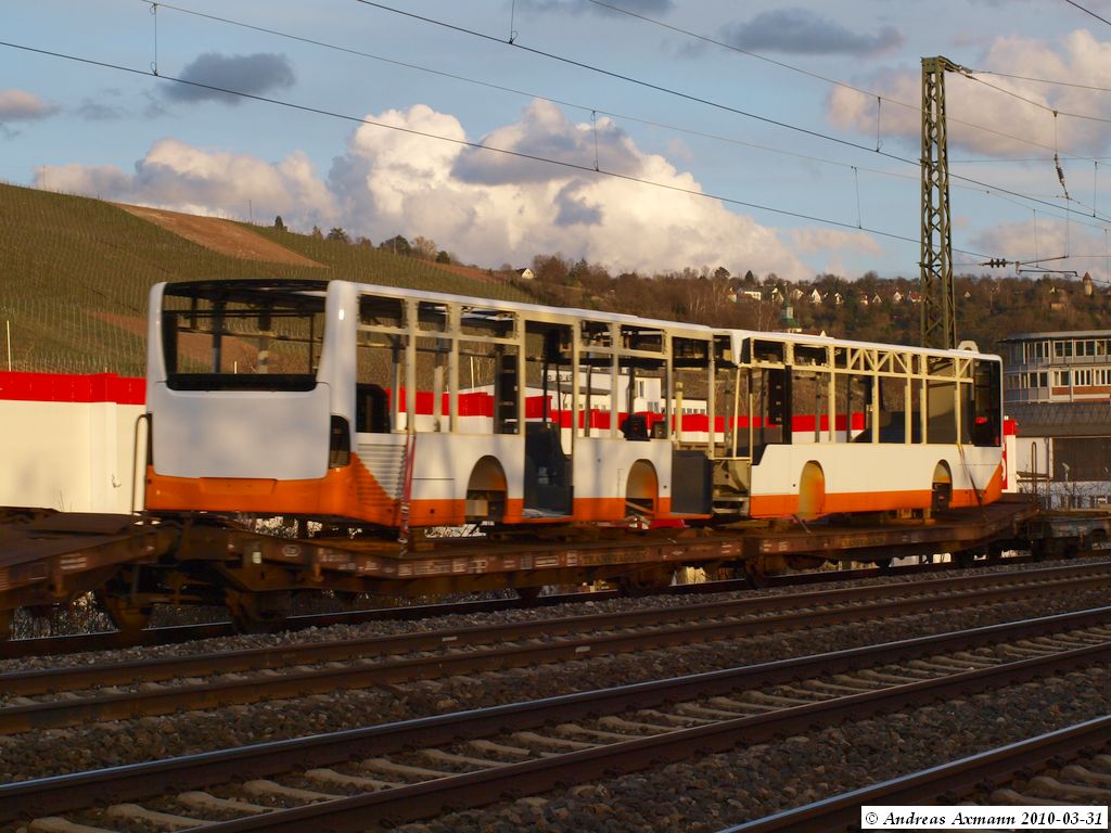 Zwei Busse im Rohbau die mit dem Gemischte Gtz mit 185 221-9 fast durch eine S-Bahn zu gefahren wurde. (31,03,2010)
